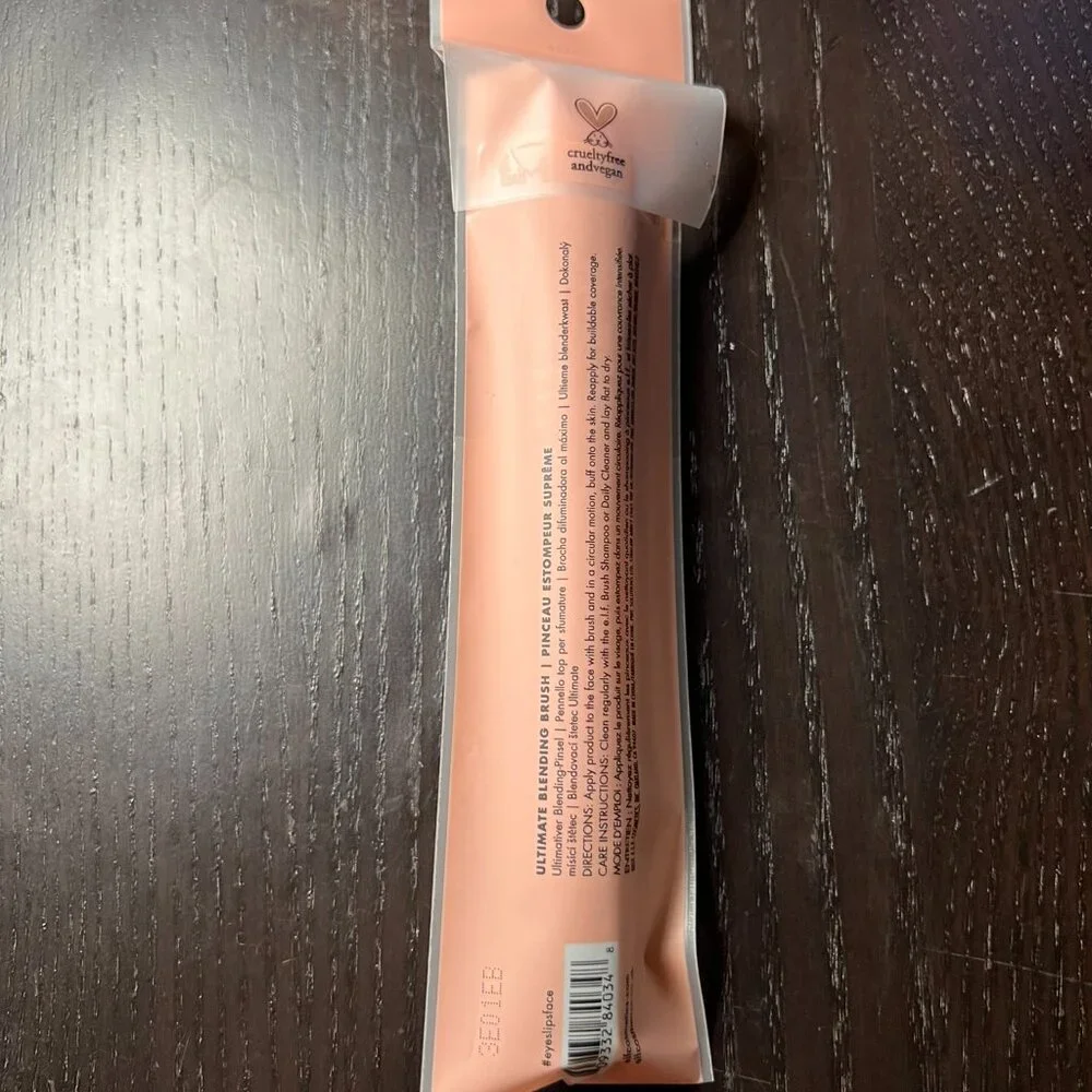 2/$10 💥 NEW (#84034) e.l.f Ultimate Blending Brush for Your Face (2372)